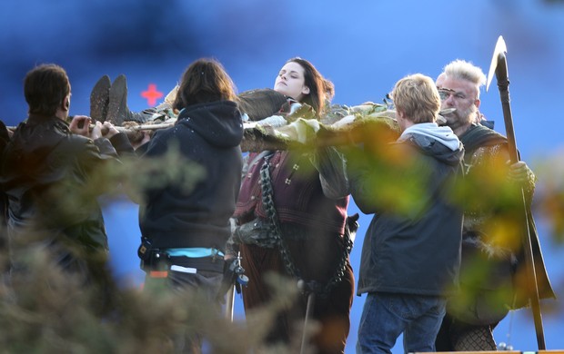 Kristen Stewart é carregada em filmagem de 'Snow White' (Foto: Agência/Brainpix)
