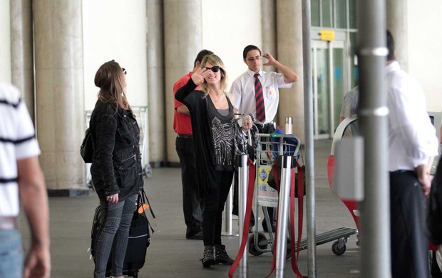 Giovanna Ewbank acena para fotógrafo em aeroporto de São Paulo (Foto: Orlando Oliveira/Ag. News)