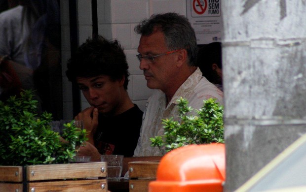 Pedro Bial com o filho e a namorada no restaurante no Leblon RJ (Foto: J.Humberto/ Ag.News)