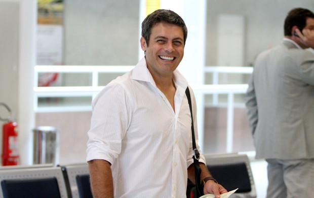 Luigi Baricelli no aeroporto Santos Dumont (Foto: Leotty Junior / AgNews)