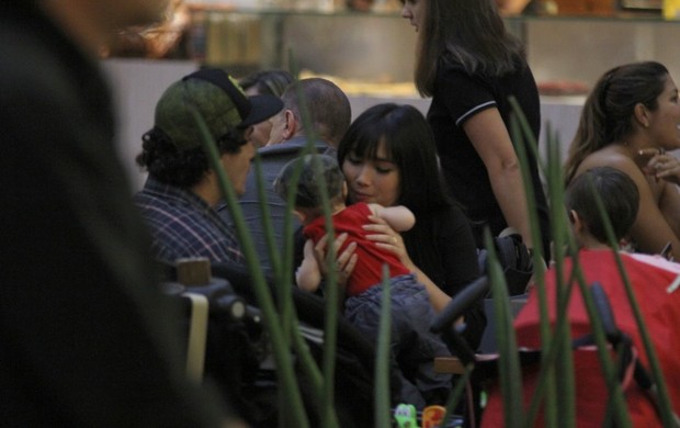 Daniele Suzuki com o marido e o filho no shopping (Foto: Marcus Pavão / AgNews)