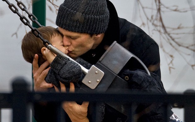 Tom Brady paparica o filho em um parquinho de Boston (Foto: Grosby Group)