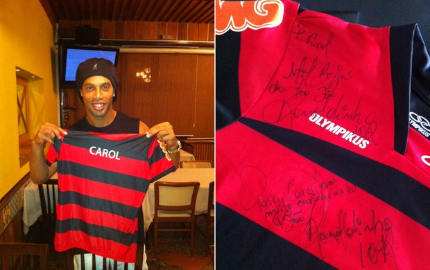 Ronaldinho Gaúcho mostra camisa personalizada do Flamengo para Carolina Dieckmann (Foto: Divulgação)