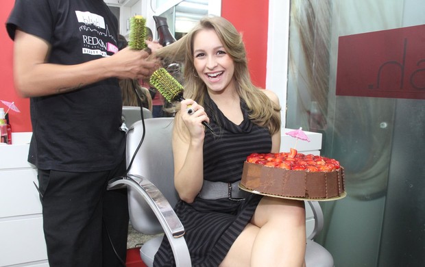 Carla Diaz comemora 21 anos em salão de beleza (Foto: Thyago Andrade/Photorio News)