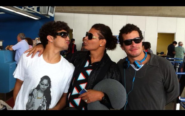 David Brazil tira foto com Caio Castro e Thiago Martins em aeroporto (Foto: Twitter / Reprodução)