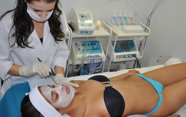 Gyselle Soares faz tratamento estético (Foto: Divulgação)