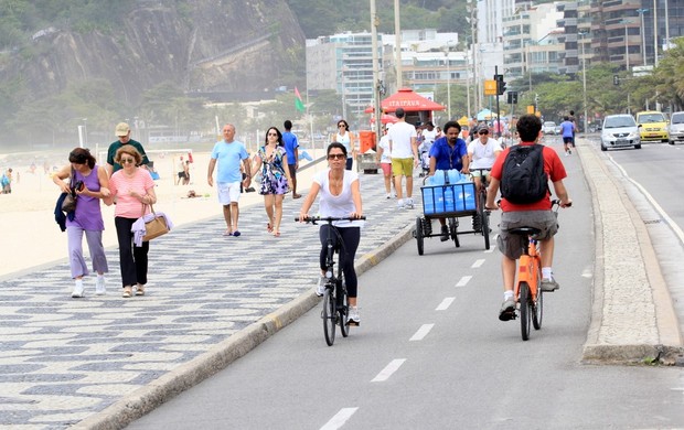 Ana Lima andando de bicicleta no Rio (Foto: Wallace Barbosa/AgNews)