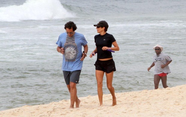 Andrea Beltrão corre na praia com o marido (Foto: André Freitas/AgNews)