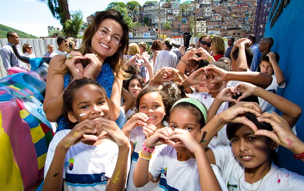 Úrsula Corona com crianças da Rocinha (Foto: Divulgação)