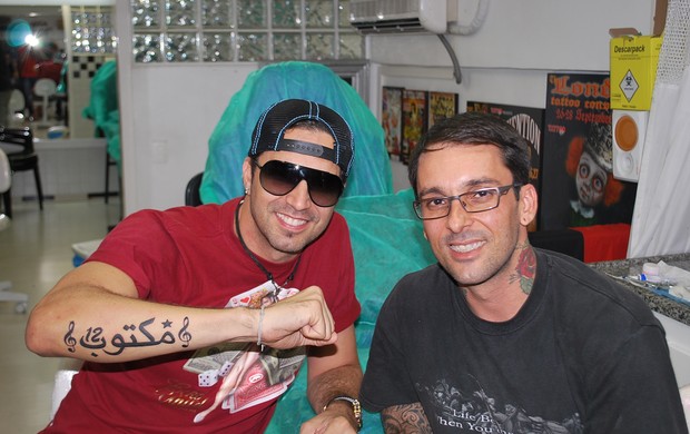 Latino mostra sua tatuagem (Foto: Divulgação)