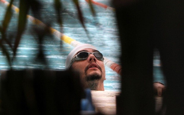 Wagner Moura nadando (Foto: André Freitas/ Agnews)