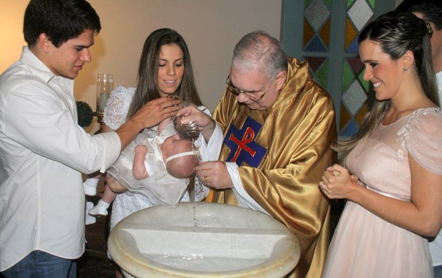 Maria Luiza, filha de Fernanda Pontes e Diogo Boni, é batizada (Foto: Daniel Delmiro/AgNews)