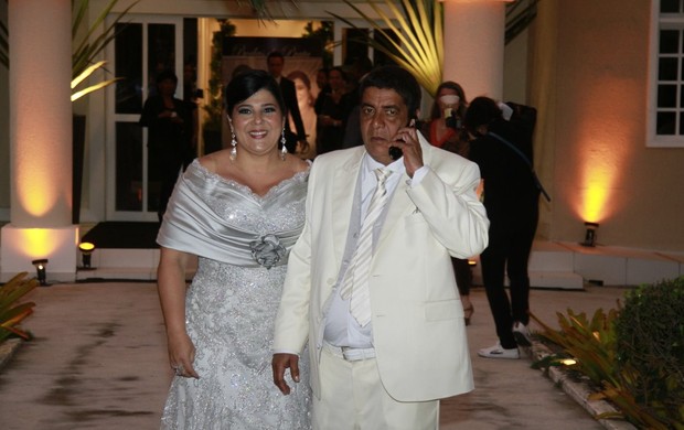 Zeca Pagodinho com a mulher (Foto: Isac Luz/EGO)