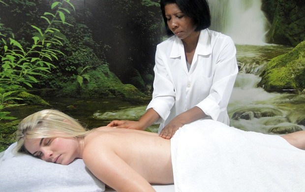 Bárbara Evans relaxa com massagem (Foto: Divulgação/ACMmídia)