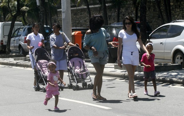 Glória Maria passeia com as filhas na orla da Zona Sul do Rio (Foto: Edson Teófilo / Photo Rio News)