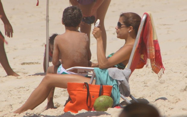 Nivea Stelmann com o filho na praia no Rio (Foto: Clayton Militão/Photorio News)