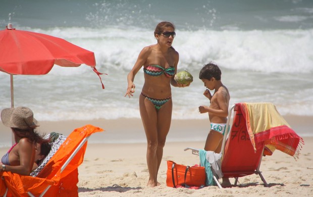 Nivea Stelmann com o filho na praia no Rio (Foto: Clayton Militão/Photorio News)