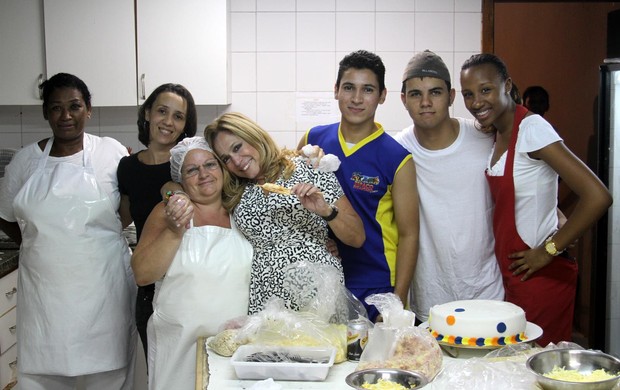 Susana Vieira tira foto com fãs em festa de aniversário (Foto: Divulgação/Ag Mural da Fama)