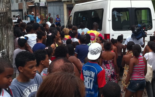 Multidão cerca o carro que levou Léo Santana e os presentes da jovem de 19 anos (Foto: Divulgação)
