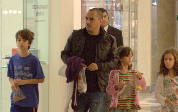 Marcelo D2 passeia com os filhos no shopping (Foto: Alice Silva / AgNews)