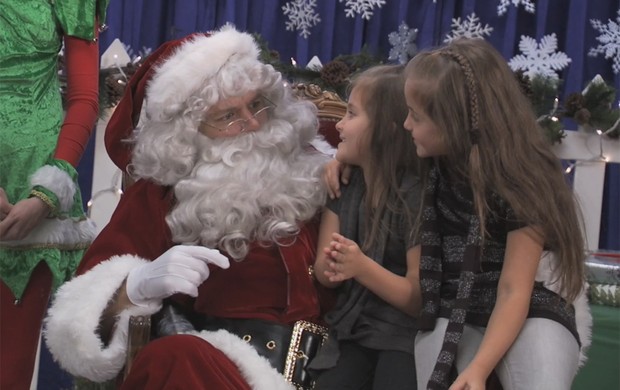 Matt Damon se veste de Papai Noel para campanha (Foto: YouTube / Reprodução)
