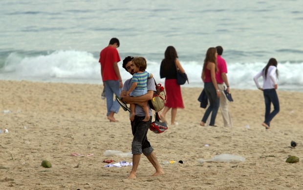 Caio Blat com o filho na praia (Foto: Wallace Barbosa / AgNews)
