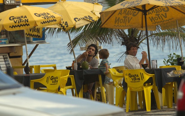 Caio Blat com o filho na praia (Foto: Wallace Barbosa / AgNews)