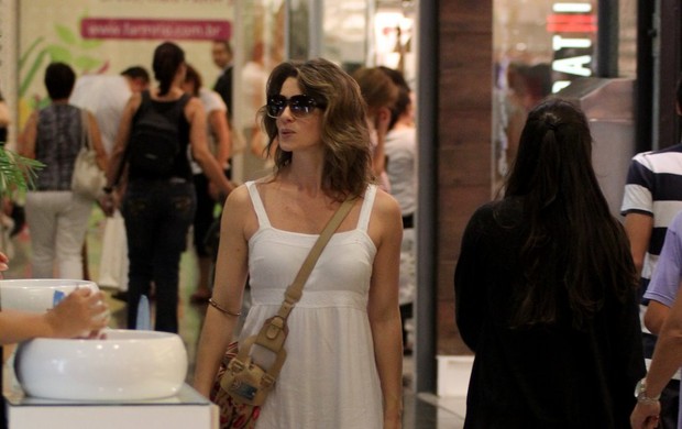 Letícia Spiller passeia em shopping do Rio (Foto: Marcus Pavão / AgNews)