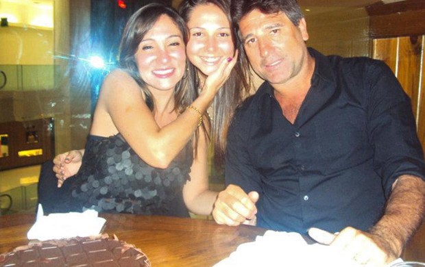 Renato Gaúcho com Carla Calvacante e a filha (Foto: Reprodução/Facebook)