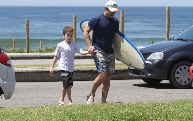 Murilo Benício e filho na praia (Foto: Delson Silva/Ag. News)