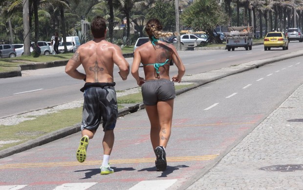 Jaque Khury corre com o namorado (Foto: Jeferson Ribeiro/Agnews)