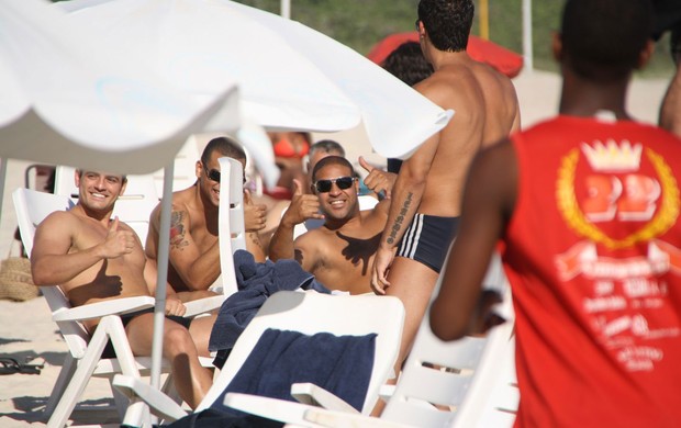 Adriano na praia (Foto: Clayton Militão - Photo Rio News)