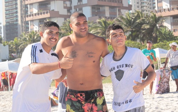 Adriano na praia da Barra da Tijuca (Foto: Jeferson Ribeiro/ Ag. News)