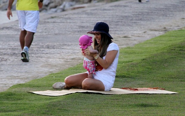 Fernanda Pontes com a filha na praia de São Conrado (Foto: Daniel Delmiro/ Ag.News)