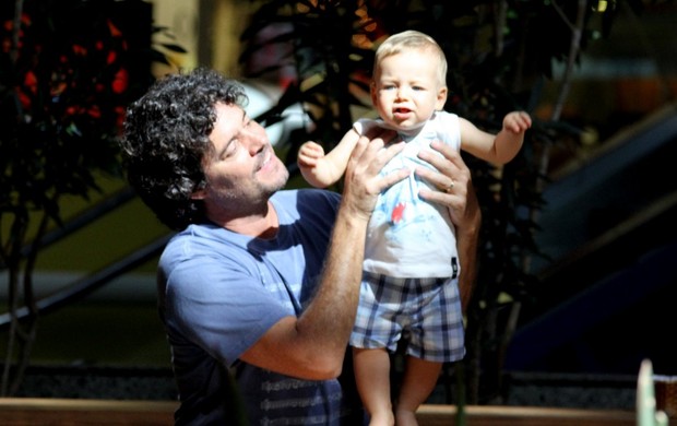 Felipe Camargo ensina o filho a dar os primeiros passinhos, em shopping da Barra da Tijuca (Foto: Marcus Pavão/ Ag.News)