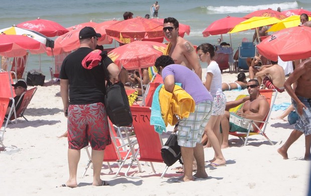 Latino curte praia com amigos (Foto: Jeferson Ribeiro/Agnews)