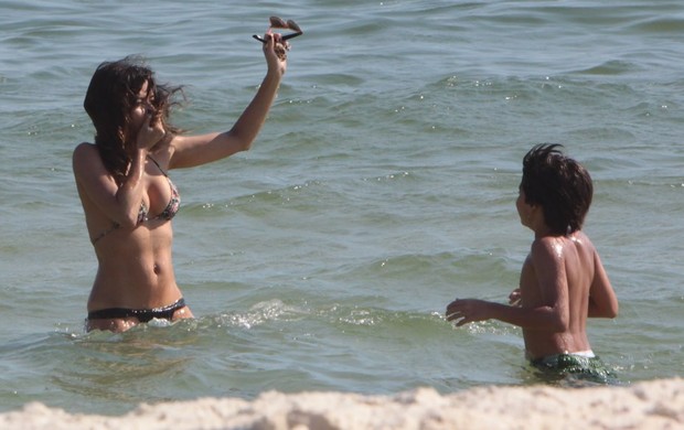 Ana Lima com o filho na praia da Barra da Tijuca no Rio (Foto: Jeferson Ribeiro/ Ag. News)