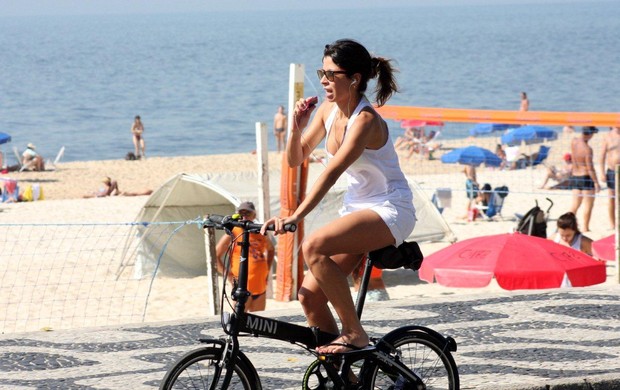 Ana Lima pedala pelo Leblon, no Rio (Foto: J. Humberto/Ag News)