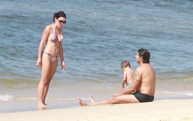 Juliana knust com a família na praia (Foto: Delson Silva/Agnews)