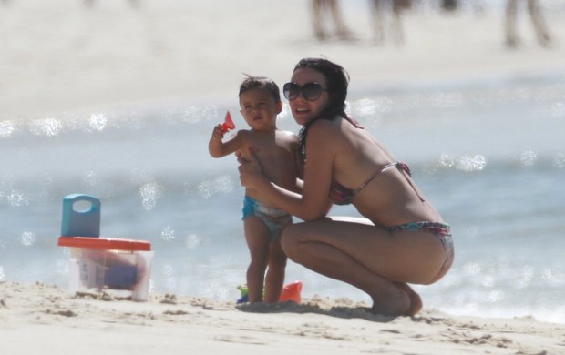 Juliana Knust com o filho na praia (Foto: Delson Silva/Agnews)