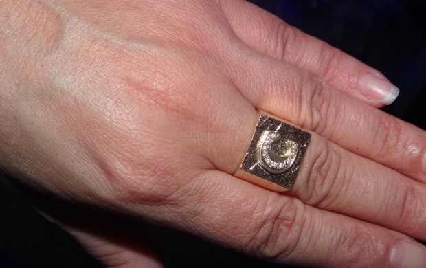 O anel que a Mulher Melancia presenteou a mãe, Carmen (Foto: Divulgação)