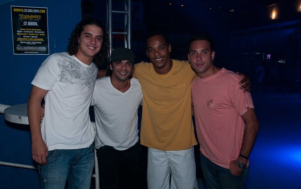 Os atores Guilherme Boury e Rocco Pitanga com amigos no baile A Favorita, no Rio (Foto: Divulgação)