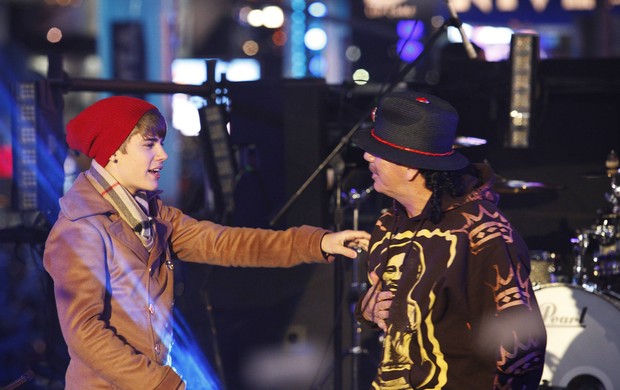 Justin Bieber e Santana (Foto: Reuters)