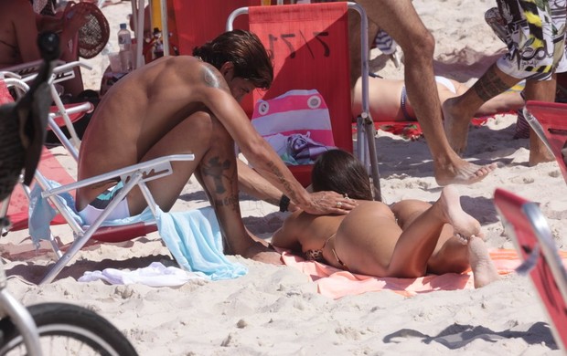 Nicole Bahls curte praia com o namorado, Victor Ramos, no Rio (Foto: Jeferson Ribeiro / AgNews)