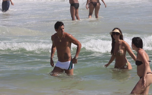 Nicole Bahls curte praia com o namorado, Victor Ramos, no Rio (Foto: Jeferson Ribeiro / AgNews)