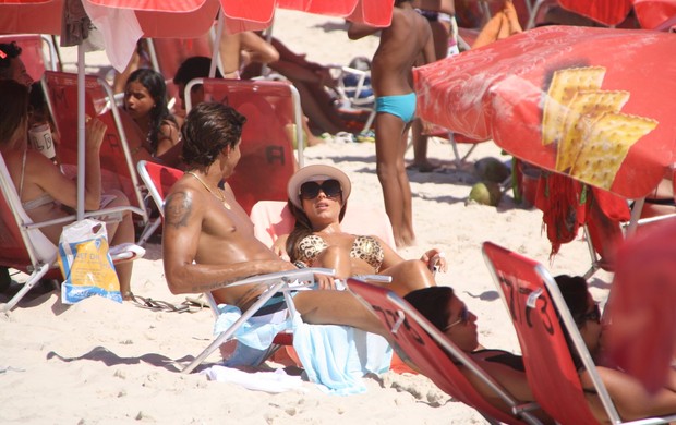 Nicole Bahls curte praia com o namorado, Victor Ramos, no Rio (Foto: Clayton Militão / Photo Rio News)