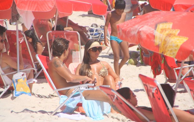 Nicole Bahls curte praia com o namorado, Victor Ramos, no Rio (Foto: Clayton Militão / Photo Rio News)