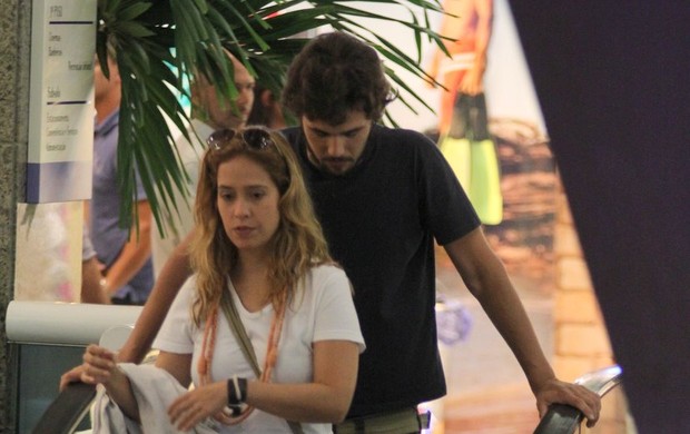 Paloma Duarte com o namorado Bruno Ferrari em shopping da Barra (Foto: Marcus Pavão / AgNews)
