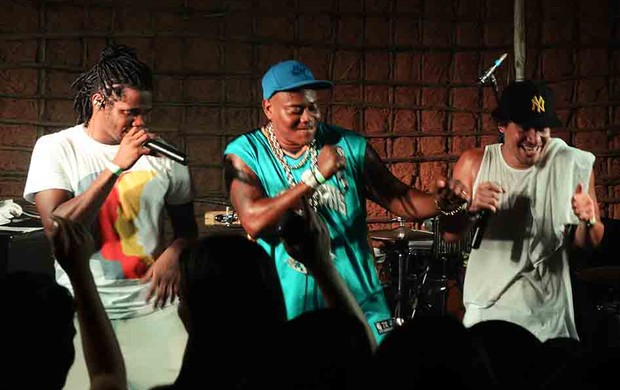 MC Sapão canta com Trio Ternura (Foto: Ari Kaye / Divulgação)