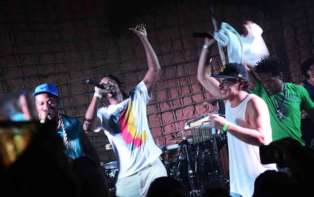 MC Sapão canta com Trio Ternura (Foto: Ari Kaye / Divulgação)